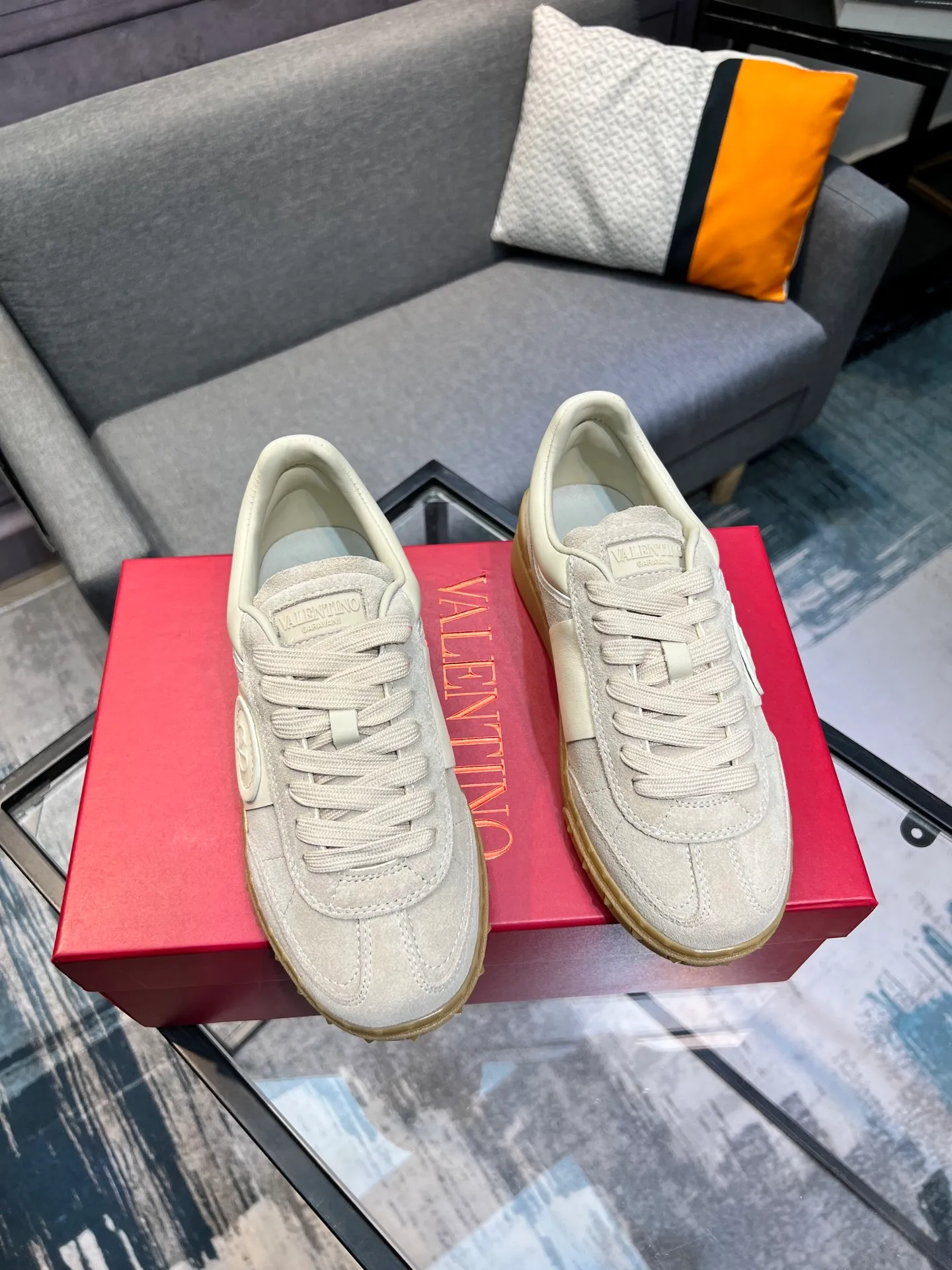 Men's shoes 💰620 👉🌹🌹VALENTINO counter synchronized new low-top casual sports shoes 👍Professional and high-end, perfect replica, first-class quality! 👍All made of original 1:1 materials, exclusive mold opening! 👍High mercerized cowhide fabric 👍TPU outsole, comfortable and wear-resistant, brand injection insole, 👍Full set of high-end counter packaging 👍All details are customized with 1:1 mold, striving for perfection! 👍Couple style female 35-41, male 38-46 (female 41, male 45 46 customized)